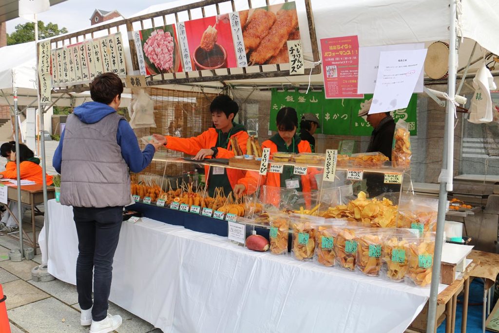 クローバー祭当日に活動するスタッフの写真