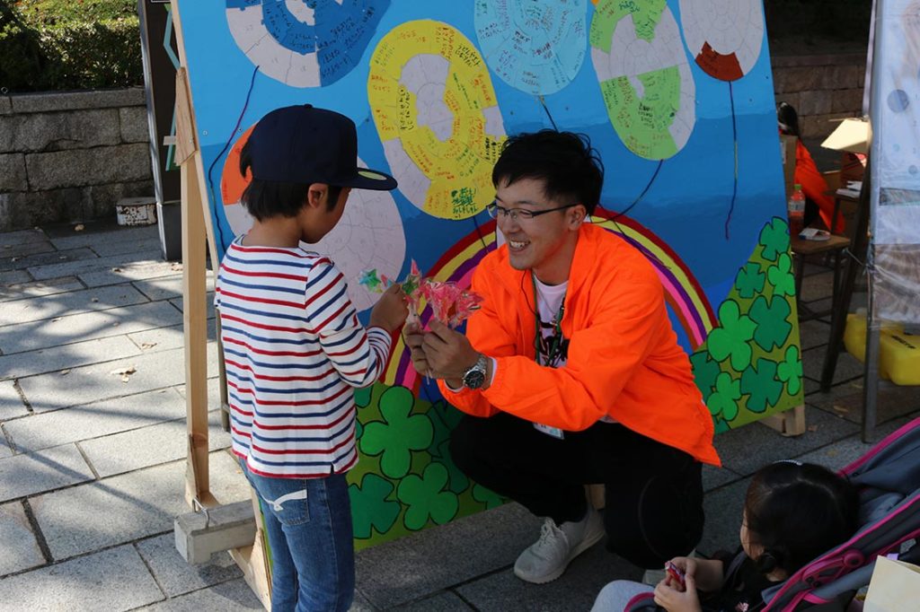 クローバー祭当日に活動するスタッフの写真